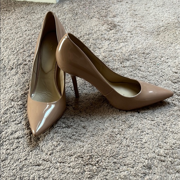 🦔 Classic Nude Pumps 🦔 - Picture 1 of 4